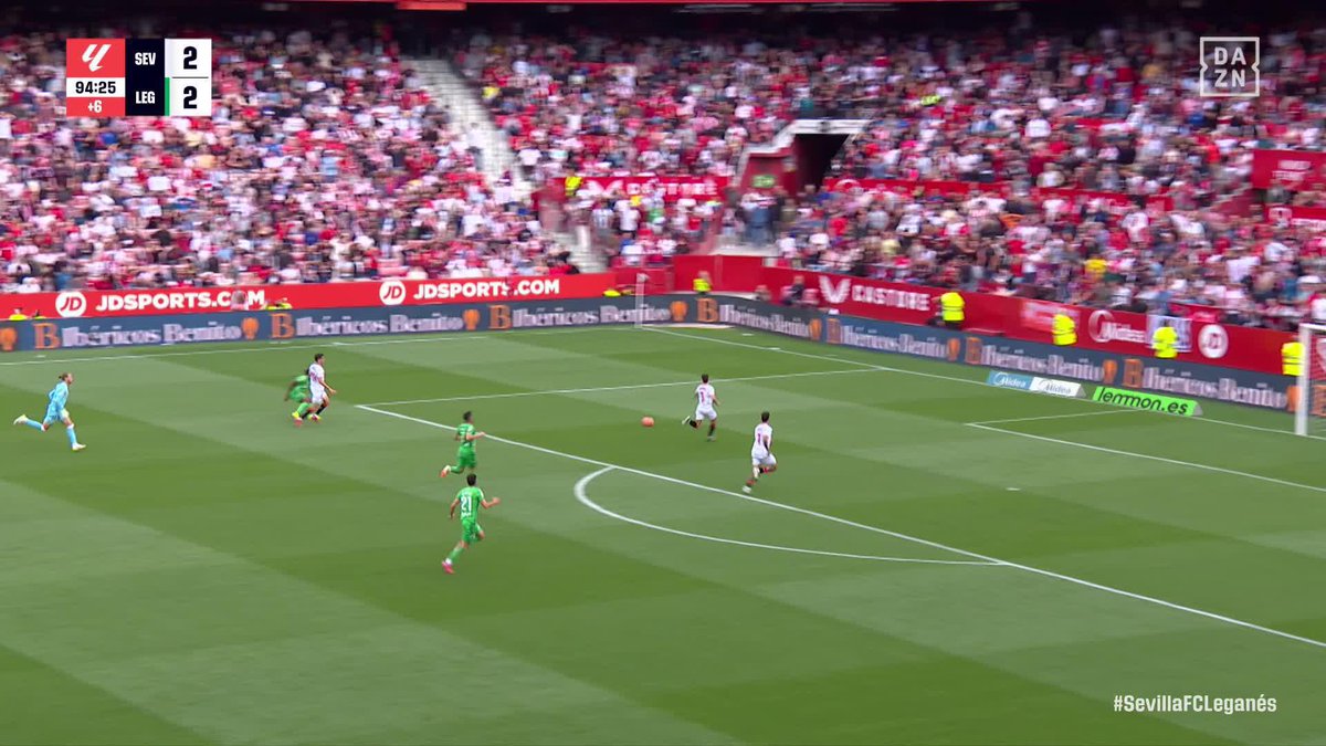 Surrealista que el mismo tío que hoy está brillando en el Mundial haya fallado hace un año esto para mantener al Leganés en primera