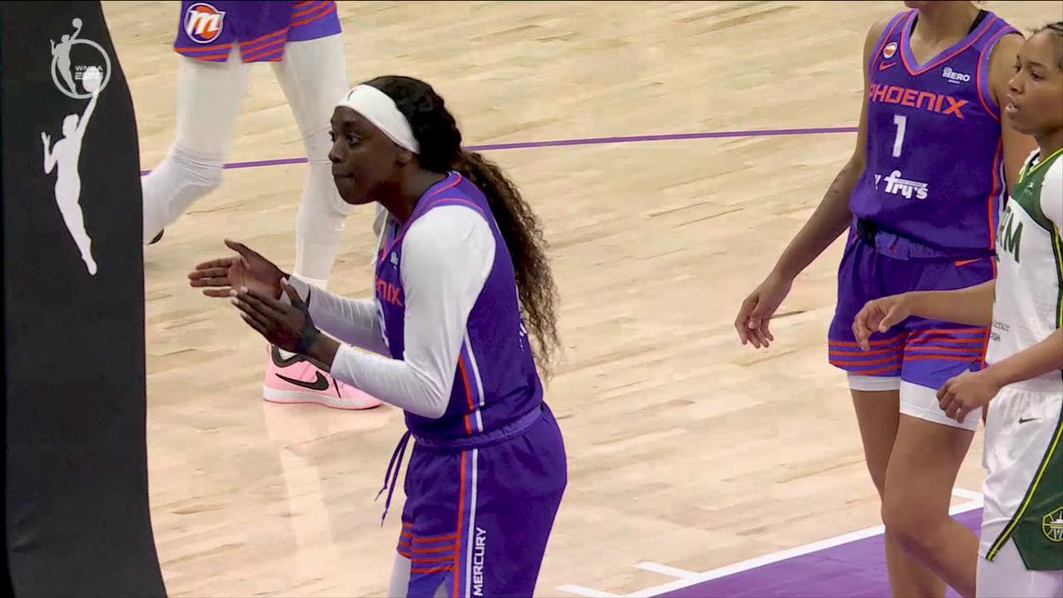 Kahleah Copper going at Flau'jae Johnson after the block 😳