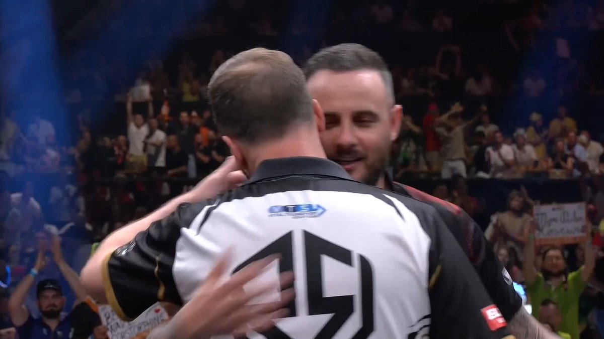 SMITH CLOSES OUT THE EVENING! Ross Smith wins our final game of the evening, as Smudger beats Joe Cullen in another last-leg decider in Bratislava! 📺 #ET9