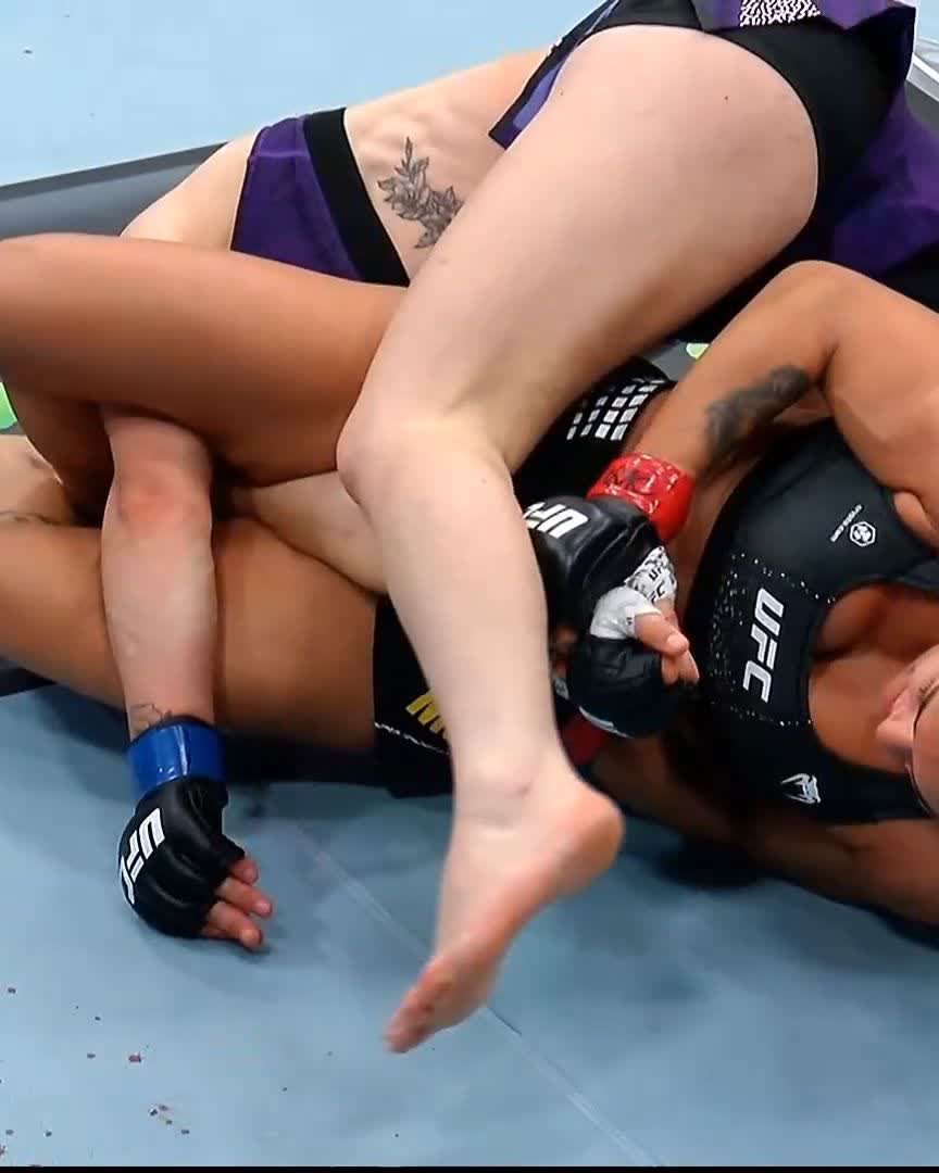 3 for 3 in the UFC 😮‍💨 @BiaMesquitaJJ keeps her undefeated record with a submission victory! [ #UFCVegas119 | LIVE NOW on @ParamountPlus ]