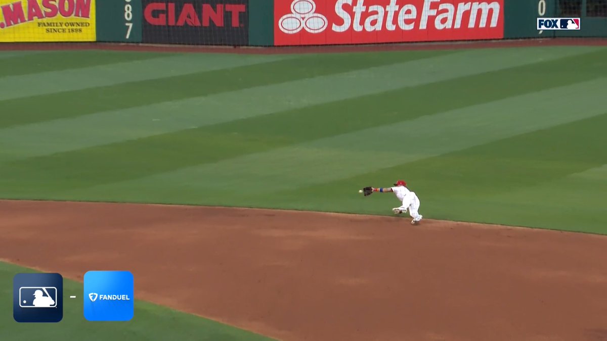 Bryson Stott saves a pair of runs with a diving play 🤩