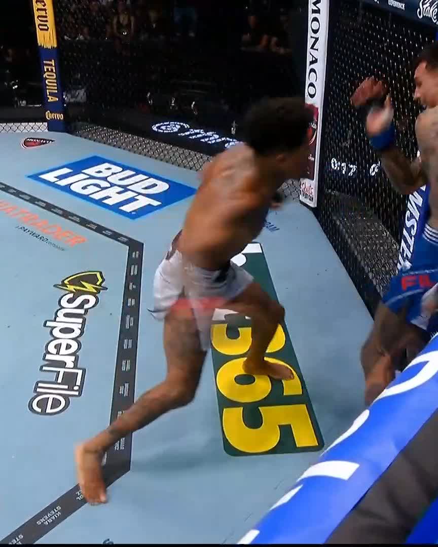 UNLEASHING THE POWER 💥 Vinicius "LokDog" Oliveira pours it on to earn the TKO victory at #UFCVegas119! [ LIVE NOW on @ParamountPlus ]