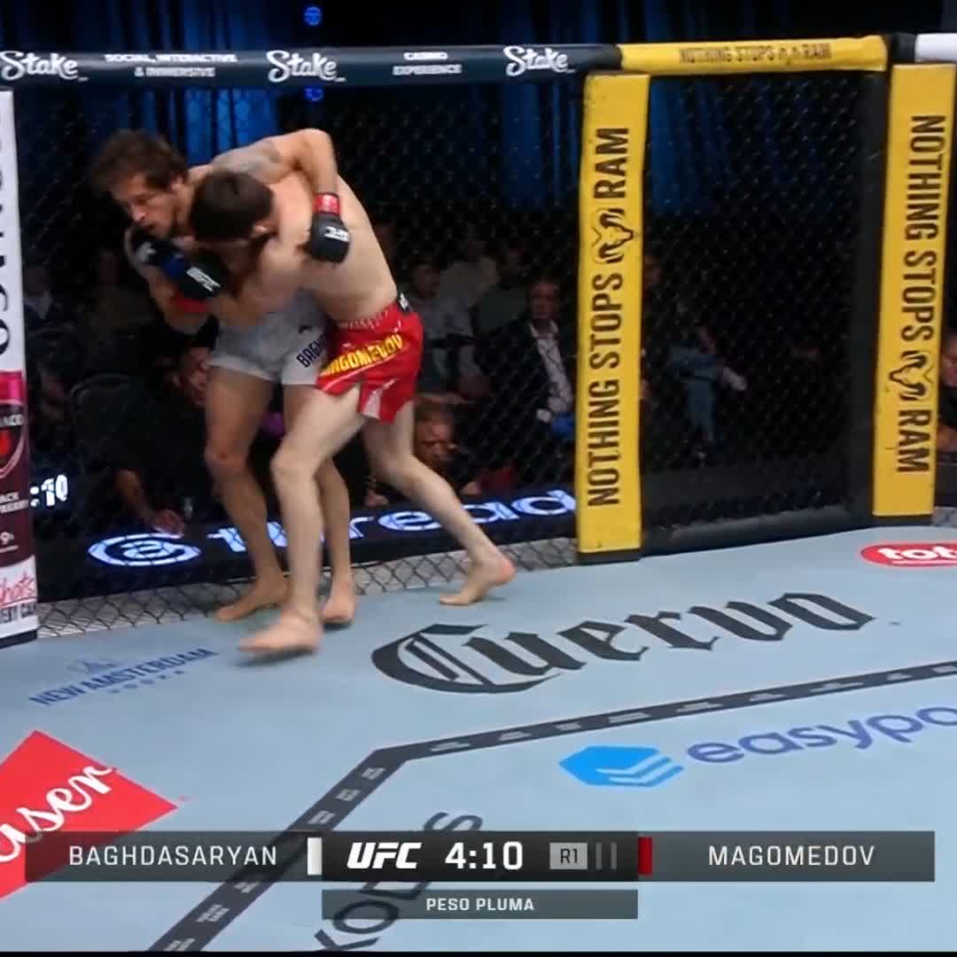 Mexican Twister!!! WOW!!! Una finalización única en el primer round!!! #UFCVegas119