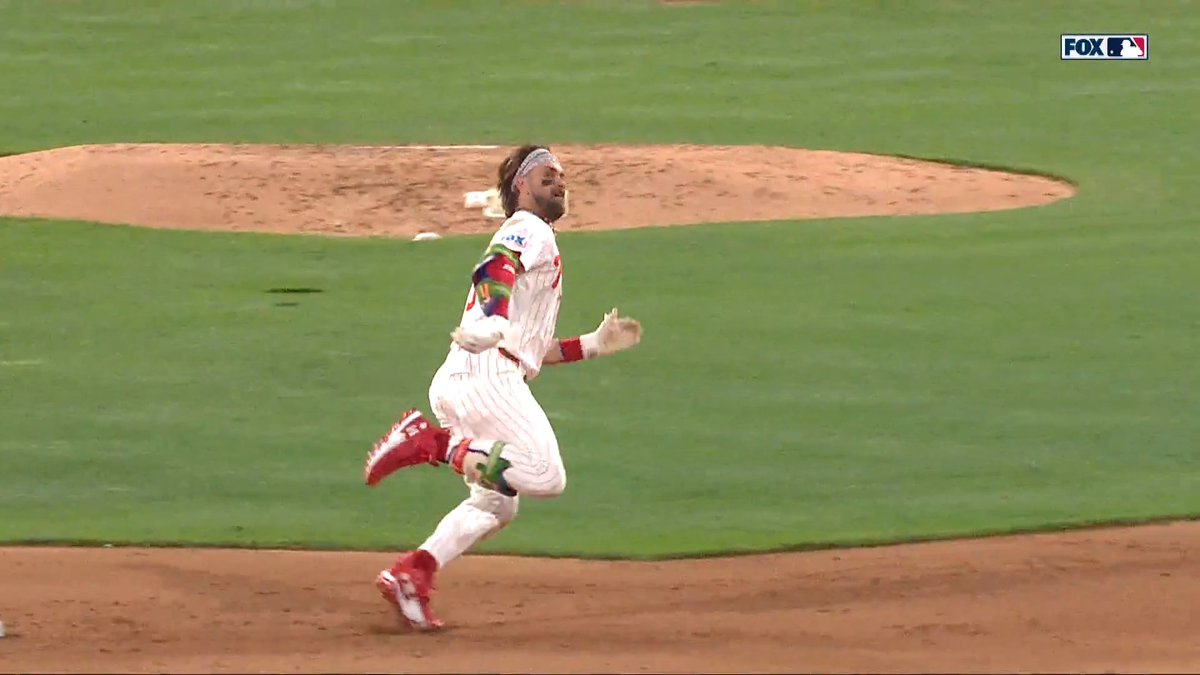 Bryce Harper was thinking 3 bases the whole time 😤