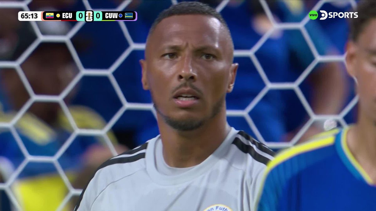 El rendimiento de #Ecuador no es normal. Es inevitable pensar que algo sucede mas allá de lo futbolístico En el intercolegial se ve mas orden, actitud y mejor planteamiento que hoy