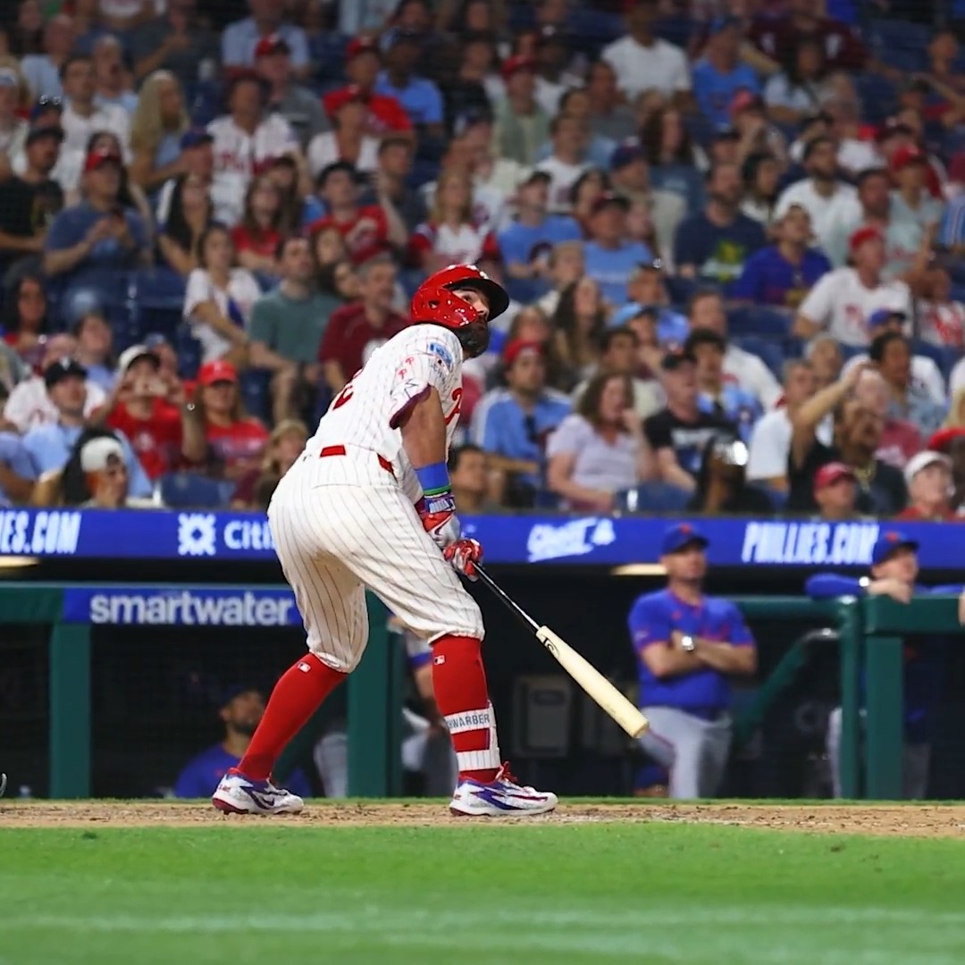 Kyle Schwarber rounds out a special night at Citizens Bank Park with home run No. 3!