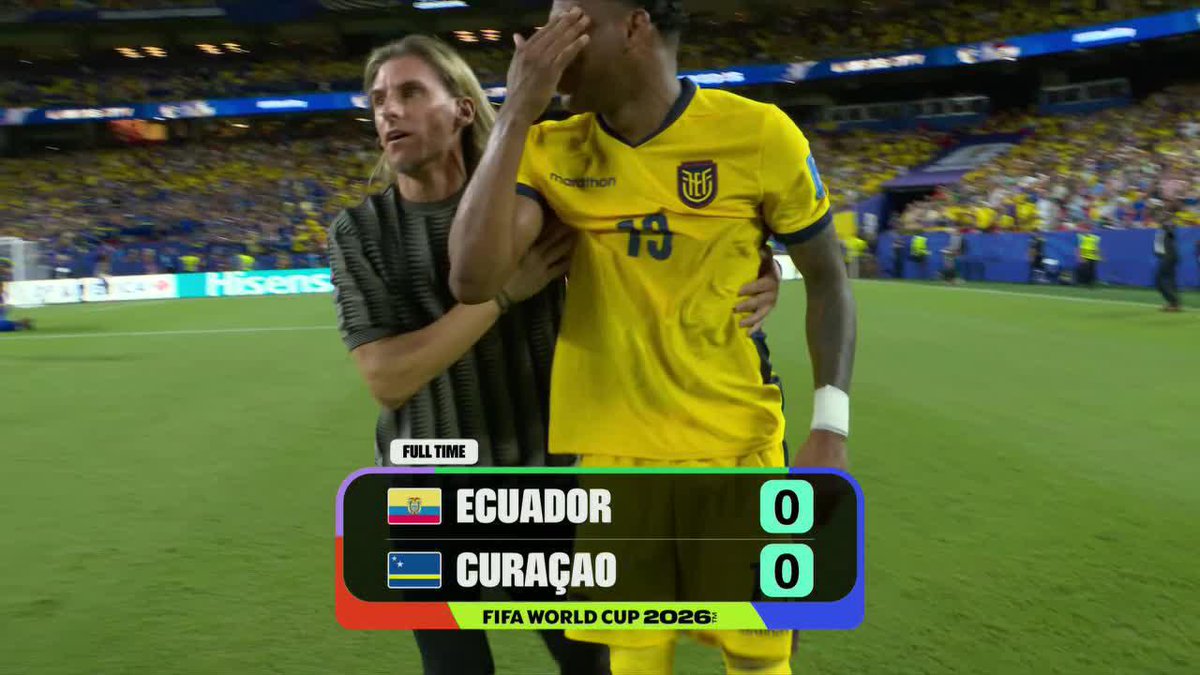 BECCACECE LÍDER. El DT argentino entró al campo de juego a levantar a Gonzalo Plata, quien no encontraba consuelo luego del empate 0-0 de Ecuador ante Curazao. ⚽ #ESPNMundial 📺 Mirá los mejores partidos de la #FIFAWorldCup por ESPN, en el Plan Premium de #DisneyPlus