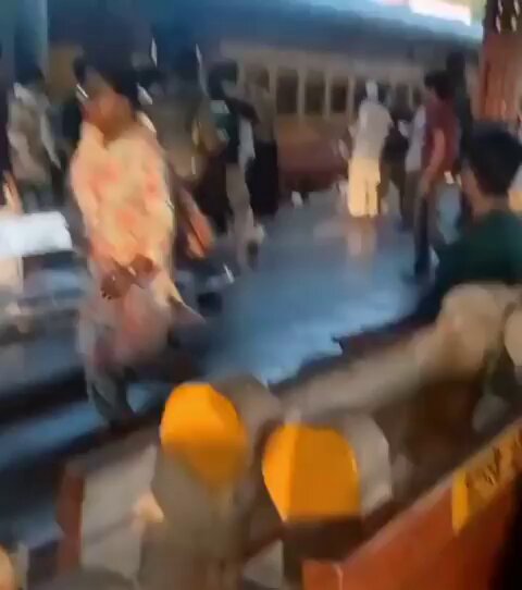 A life lost in full public view & no one winked an eyelid. The value of human life in India. Pankaj Dhama, 32, was allegedly beaten to death by 6 to 8 men at Shahdara Railway Station after an argument turned violent. Unconscious & critically injured, notice how he was dragged away from the train & left on the platform. He later died. Beyond the violence, the tragedy is that a wounded man needed urgent help but never got the care his condition demanded. This country is beyond redemption 😢