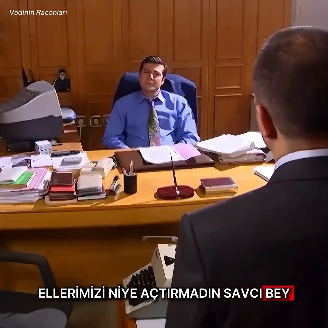 Dizinin iyi yanlarından birisi de Devleti “BABA” olarak göstermeleri. İki savcı da gerçekten rollerini iyi oynamıştı, devletin üstün olduğunu izleyenlere gösterdiler.