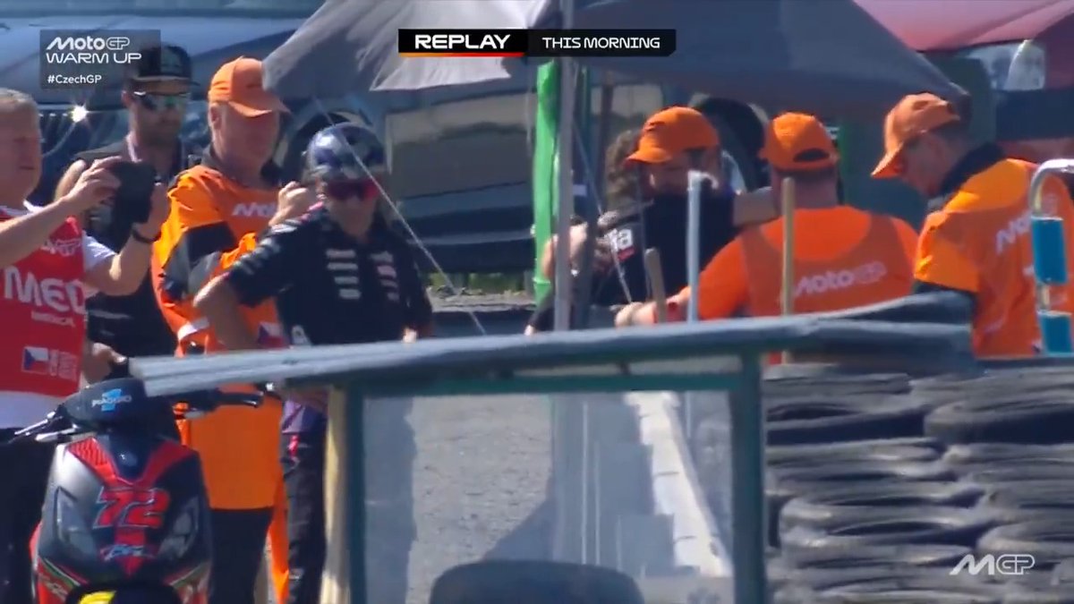 The first thing Marco Bezzecchi did today was to apologize personally to the marshal 🤝 A very emotional moment 🥹 #CzechGP 🇨🇿