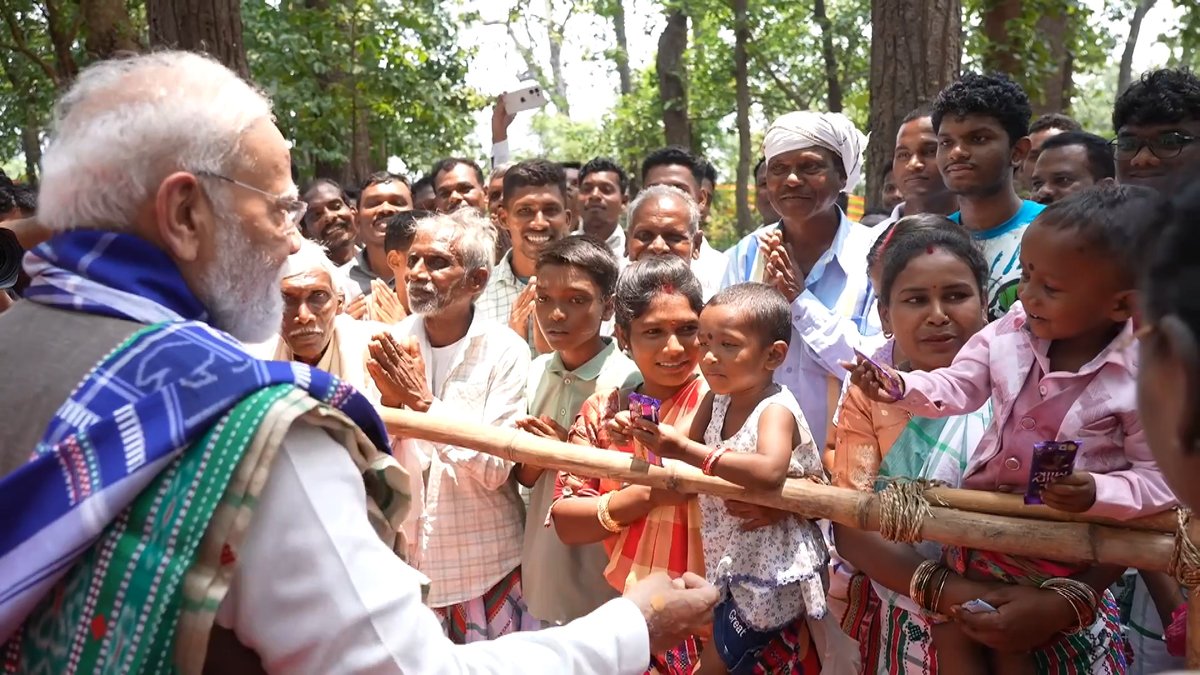 ରାଷ୍ଟ୍ରପତି ମହୋଦୟାଙ୍କ ସହ ଓଡ଼ିଶାରେ ଏକ କାର୍ଯ୍ୟକ୍ରମରେ ଅଂଶଗ୍ରହଣ କଲି ଯେଉଁଠି ଏକାଧିକ ବିକାଶମୂଳକ କାର୍ଯ୍ୟର ଶୁଭାରମ୍ଭ ହେଲା। ରାଷ୍ଟ୍ରପତି ଜୀ ସୁଶାସନ ଏବଂ ଗରିବଙ୍କ ସଶକ୍ତିକରଣ ଉପରେ ଏକ ଚମତ୍କାର ଭାଷଣ ଦେଲେ। ପ୍ରଗତି ଆଧାରିତ ପ୍ରଶାସନର ଦୁଇ ବର୍ଷ ପୂରଣ କରିଥିବାରୁ ମୁଁ ଓଡ଼ିଶା ସରକାରଙ୍କୁ ମଧ୍ୟ ଅଭିନନ୍ଦନ ଜଣାଉଛି । ଏଠାରେ କିଛି ମୁଖ୍ୟାଂଶ ଦିଆଗଲା... President of India