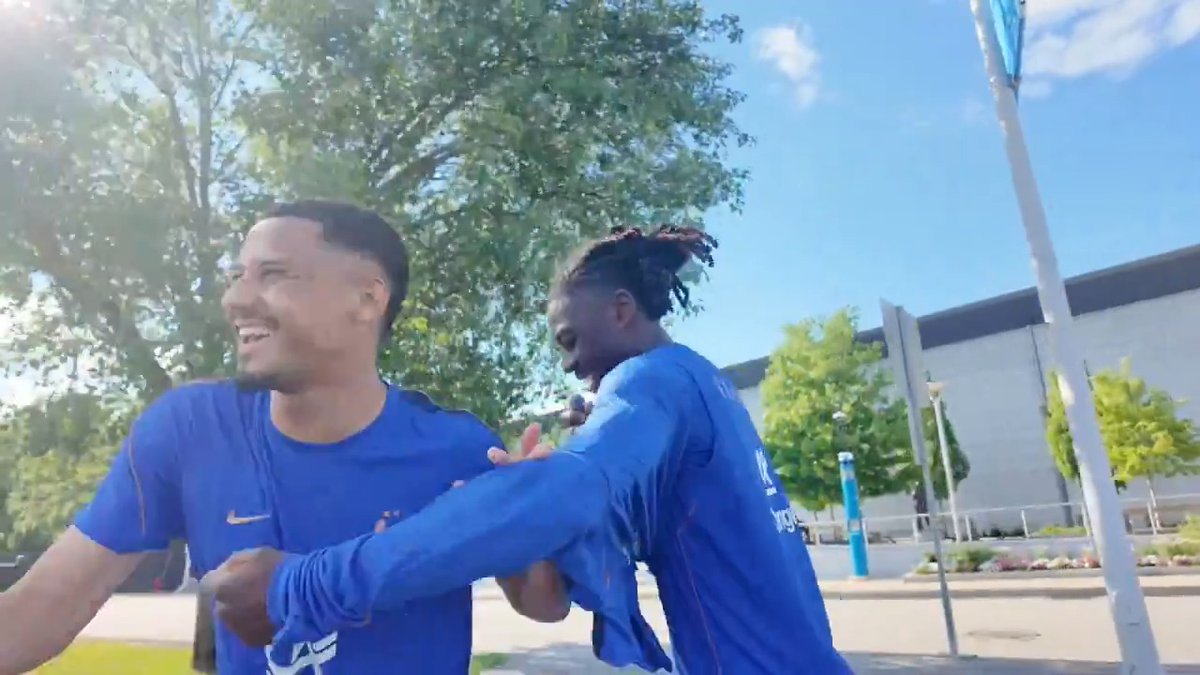 On marche avec Manu Koné, toujours avec le sourire 😄