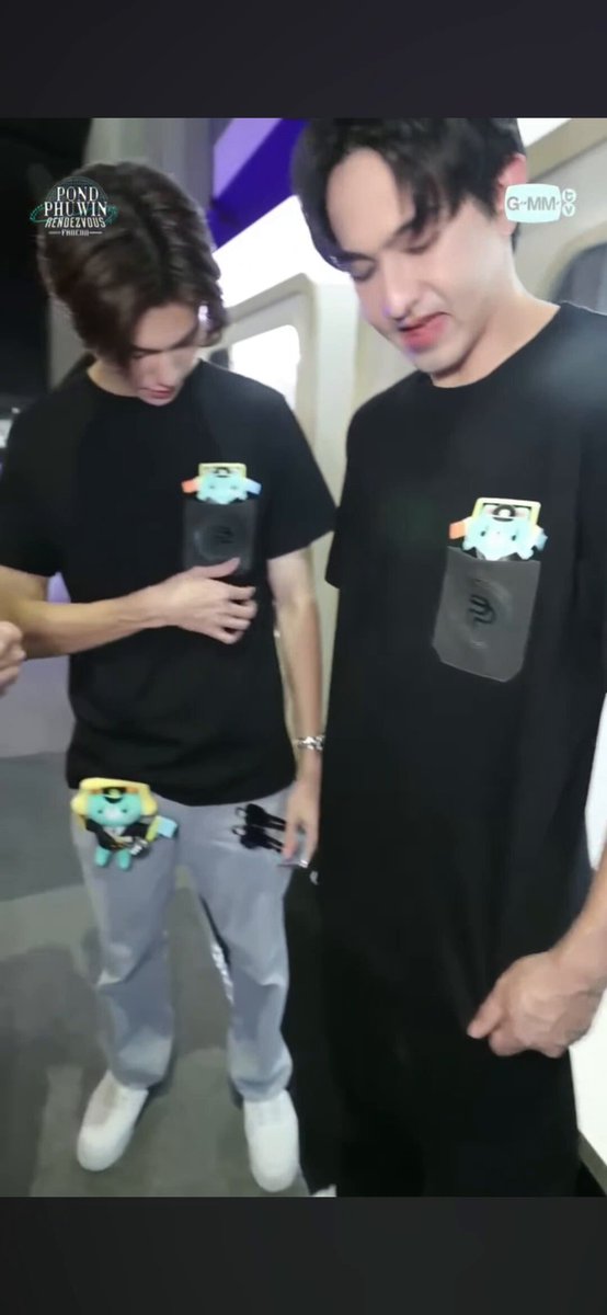 จังหวะจับเสื้อแล้วยิ้มมองหน้าพี่เลโอ ขำเกือบตรายยย ภูวินว้อยยยย เสียงพี่เตลอยมาเลย "ซื่อก็แย่ละ" 555555555555555555