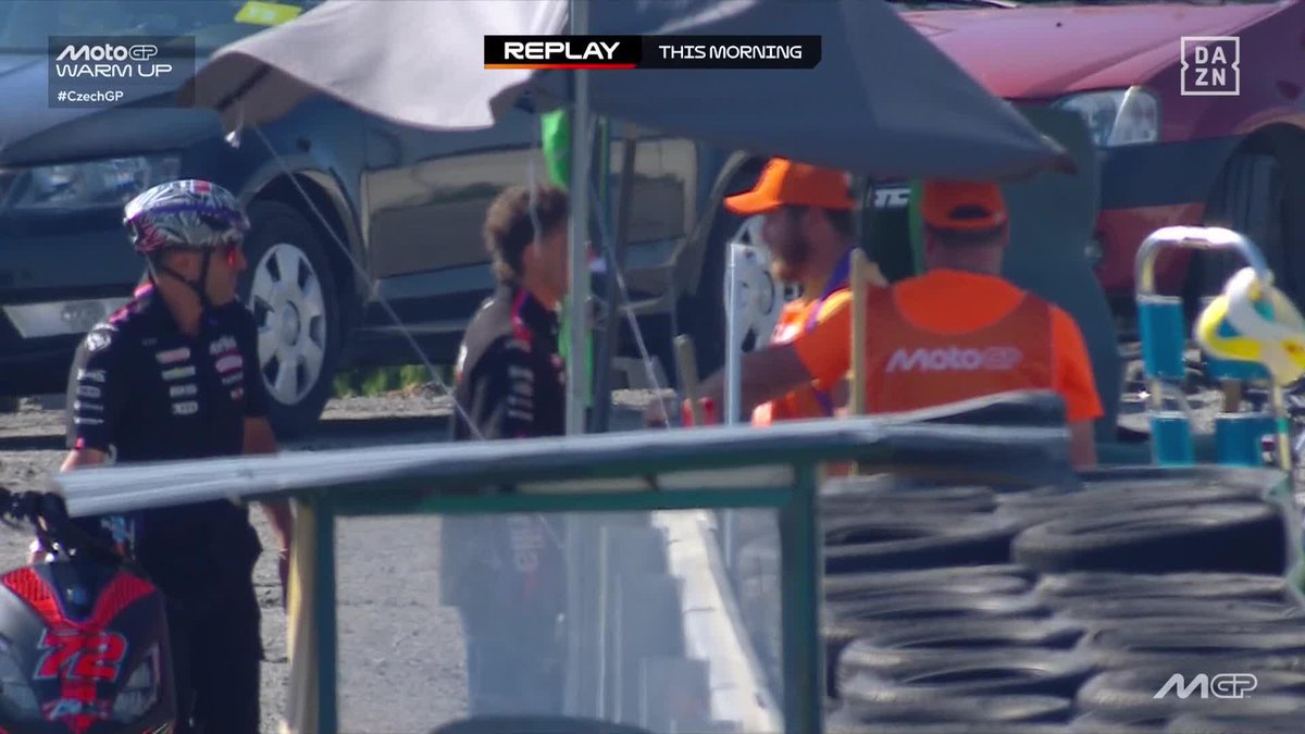Gestos que dicen mucho ❤️🩹👏 El sentido perdón de Bezzecchi al comisario al que golpeó en la sprint. Marco, visiblemente emocionado #CzechGP 🇨🇿 #MotoGP 🏁