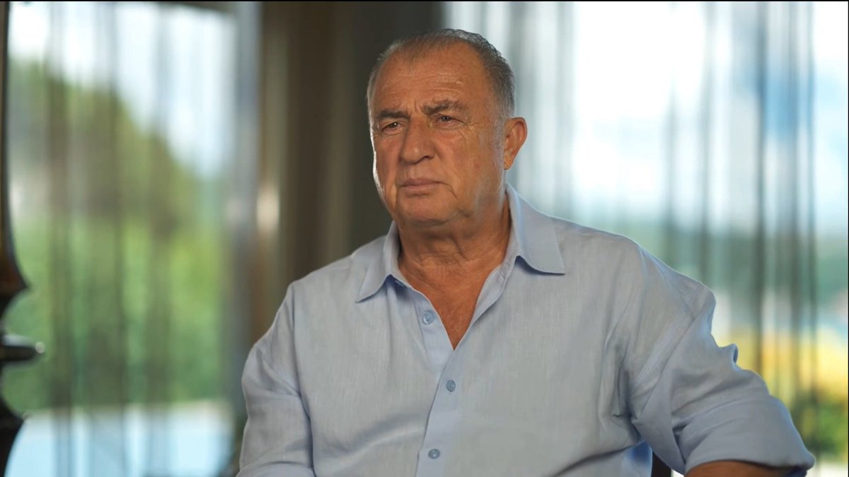 Fatih Terim: "Rica ediyorum; lütfen bunu üslubuyla yapalım. Büyük takımlar gibi davranalım, büyük ülkeler gibi. Onlar da kaybediyor ama kaybettikten sonra çok çabuk ayağa kalkmasını biliyorlar, aramızdaki en önemli fark bu. Bu maçın muhakkak eleştirisini, analizini yapacaksınız, tek ricam; kırıcı ve yıkıcı olmayalım. Bizi buraya getiren onlardı, yarın yine onlardan çok şeyler bekleyeceğiz. Fransa'daki Avrupa şampiyonasında kızının karnındaki bebeğe beddua edilen bir insan olarak söylüyorum. Rica ediyorum bu şekilde değil. Biz zaten buraları içimden, sevgiyle yanlışları anlatan bir ülke olsak, daha çabuk ayağa kalkacağız. Dünya Kupası ve Avrupa Şampiyonası'na onlarla gittik, bir dahaki seferde devam da ederiz. Sevgiyle kalın..."