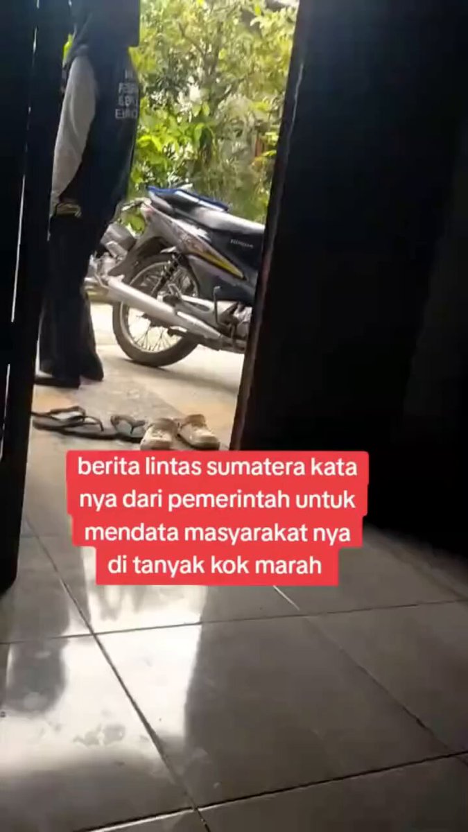 Jadi, ada seorang warga yang didatangi Petugas Sensus Ekonomi 2026 di rumahnya. Terjadi perdebatan antara petugas dan orang tersebut. Dia mempertanyakan apa keperluan sensus ekonomi dan apa untungnya bagi masyarakat jikalau disensus. Para petugas ini diketahui di video tidak memberikan jawaban yang puas bagi dia dan seakan berdebat dengan warga ini panjang kali lebar. Pada akhirnya dia tidak jadi didata dan petugas itu pergi 😅. Para petugas Sensus harus sabar-sabar ya hadapi Warga Indonesia. 🎥 : khairul azli