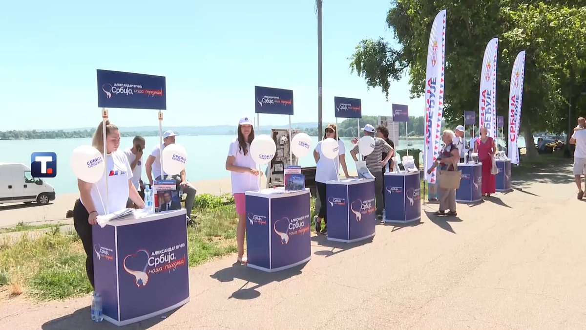 Ovo je manifestacija „Zemun - nekad i sad“, na kojoj govore Ana Brnabić i Gavrilo Kovačević, koji sa Zemunom nekada imaju veze kao mi sa Aljaskom sada! Muziku nećemo komentarisati, sem što nepismeni ćaci sa Zemunom sada imaju veze kao pile i s...