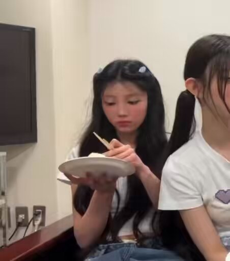 치토스누나들 색종이먹기랑 스케치북종이먹기 뭐가더이상한지 토론하는상황에 찐빵종이에붙은빵까루까지 야무지게빨아먹는아기