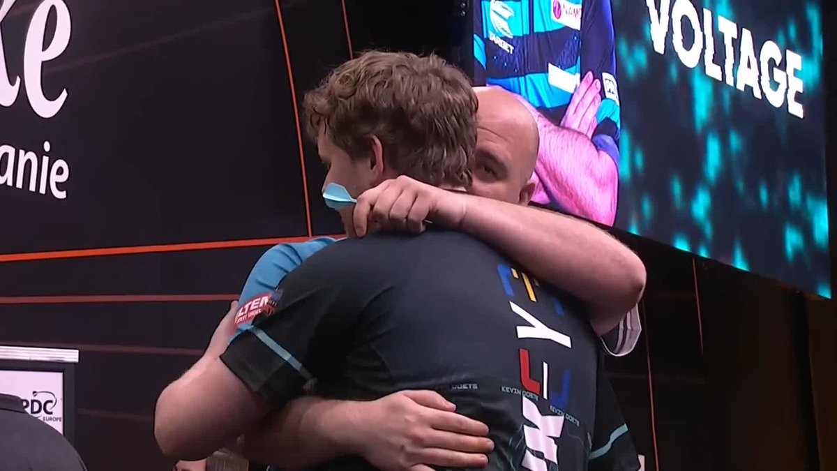 CROSS WINS A CRACKER! ⚡️ What a start to Finals Day in Slovakia! Rob Cross denies Kevin Doets in a pulsating last-leg decider to book his place in the quarter-finals! 📺 #ET9 | R3