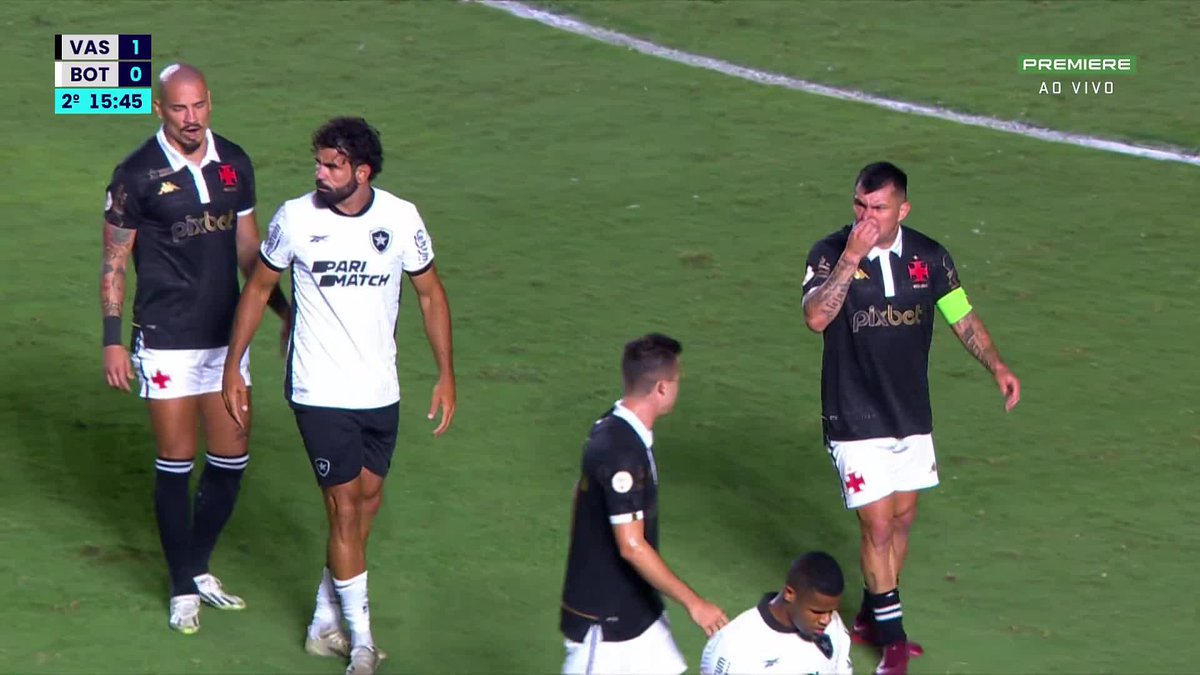 Gary Medel zoando o bafo de bosta do Diego Costa.