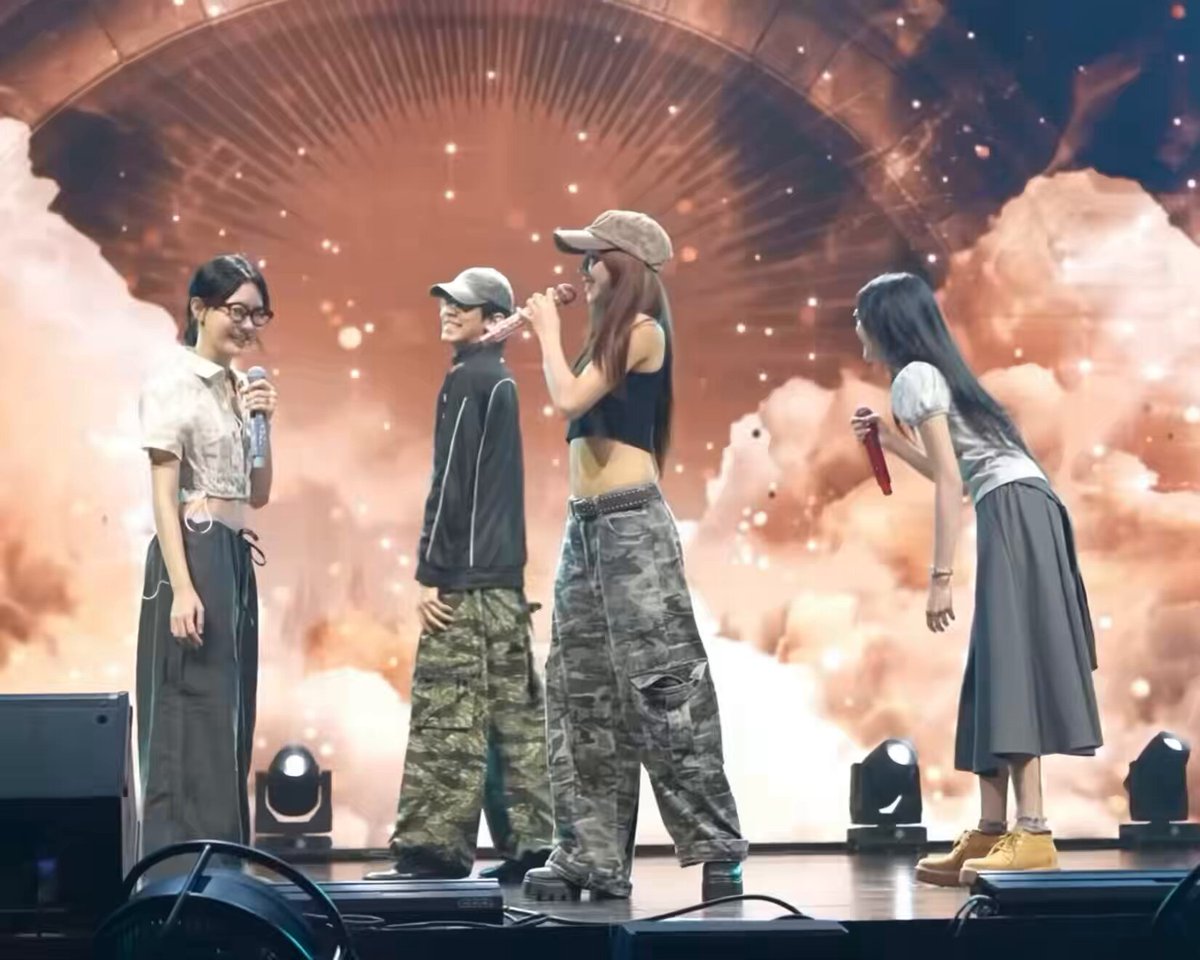 พม : เค้าบอกอย่าพึ่งให้รู้ว่าเราเป็นใคร กึน : ทำไงอะพี่ พม : เค้าให้ใส่วิกค่ะ! กึน : ดูไหล่ก็รู้แล้วป้ะ เรามันไหล่ซานริโอ้ซะด้วยไง>w<