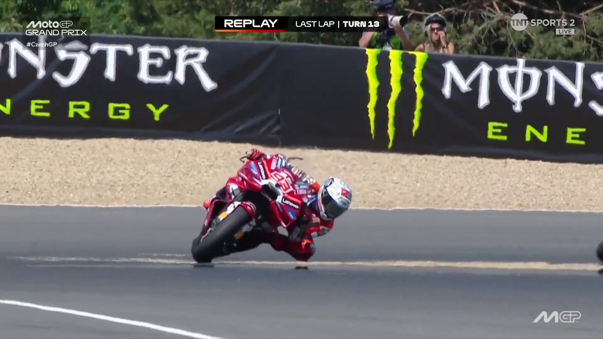😱 QUE CASI SE CAE EN LA ULTIMA CURVA. Madre de mi vida y de mi alma, se le ha movido la moto entera y casi se cae Marc Márquez en la última chicane. BRUTAAAAL LO DE ESTE PERSONAJE. 💀 #MotoGP #CzechGP