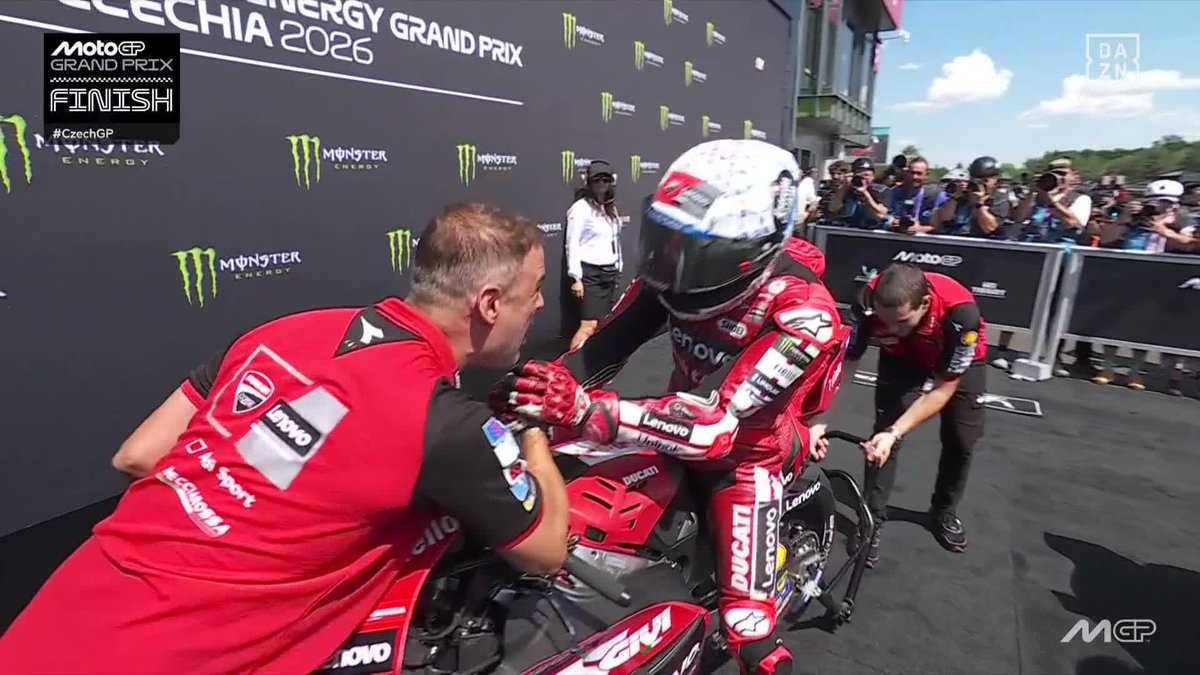 No tiene fuerzas ni para bajarse de la moto. Ha ganado su segunda carrera consecutiva cuando hace semanas estaba en el hospital Qué barbaridad acabas de hacer Marc Márquez 🤯👏 #CzechGP 🇨🇿 #MotoGP 🏁