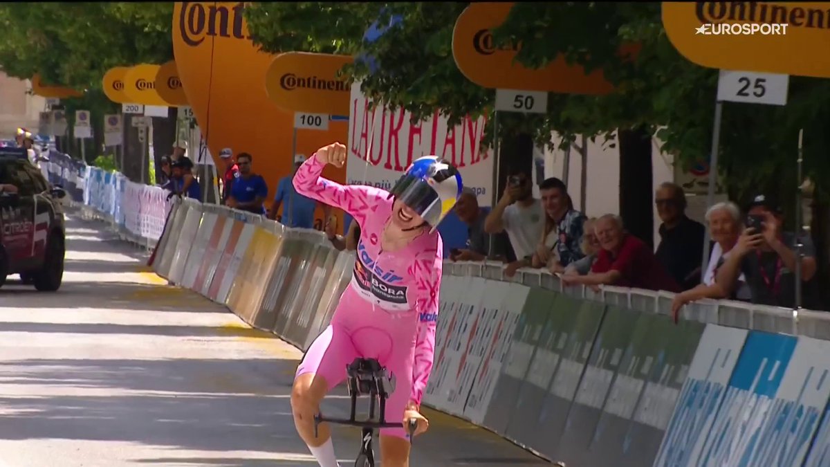 Lorenzo Finn, il prodigio ligure, già campione del mondo a Zurigo (Junior) e Kigali (U23), a 19 anni riesce a riportare in Italia il successo della corsa rosa under 23 🇮🇹🏆🍼 Splendida la vittoria sul Monte Livata, conducendo poi la maglia rosa a Piana delle Mele e nella cronometro odierna a L'Aquila 🩷 #Ciclismo #GiroNextGen #LorenzoFinn #Cycling