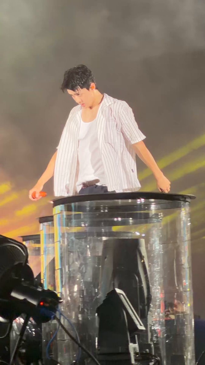 there was something in the air during power yesterday because sehun looked so unreal 🫠🤍