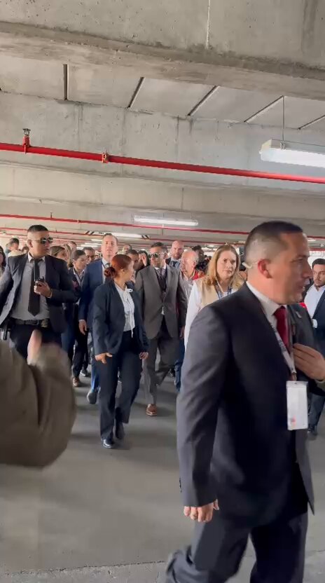 #ColombiaDecide2026 | Así fue la llegada a Unicentro, en Bogotá, de Bernie Moreno, senador estadounidense que será observador internacional en la jornada electoral de este domingo. Siga el cubrimiento en vivo de la jornada electoral aquí👉🏻
