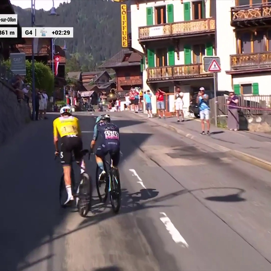 😢 Que c'est cruel pour Lenny Martinez ! Le Français est mangé par l'ogre Pogacar à moins d'un kilomètre de la ligne d'arrivée Le Slovène remporte sa 3e étape et s'offre évidemment le #TourdeSuisse #LesRP