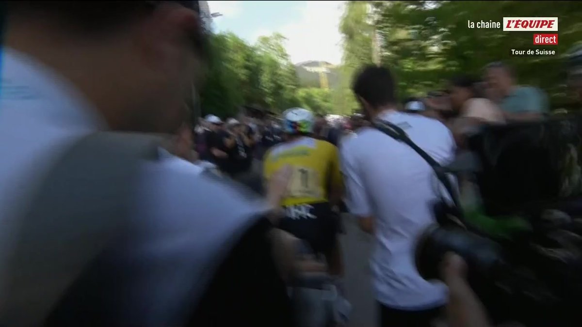 Tadej Pogaฤar roi de Suisse ร deux semaines du Tour de France ! ๐ Impรฉrial, le Slovรจne a remportรฉ la derniรจre รฉtape du Tour de Suisse devant un superbe Lenny Martinez ๐ซ๐ท. Avec ce troisiรจme succรจs de la semaine, il scelle logiquement sa victoire au classement gรฉnรฉral.