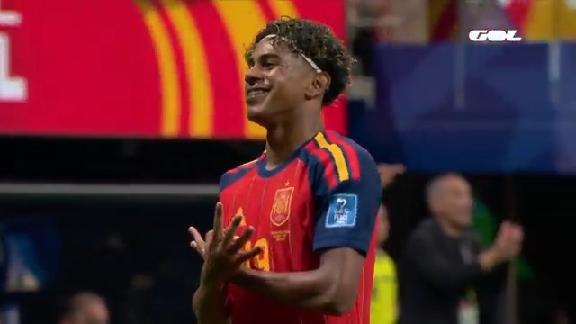 Aparece Lamine Yamal para marcar el primero de la Selección. Tremendo pase de Oyarzabal para que Lamine se estrene en este Mundial.
