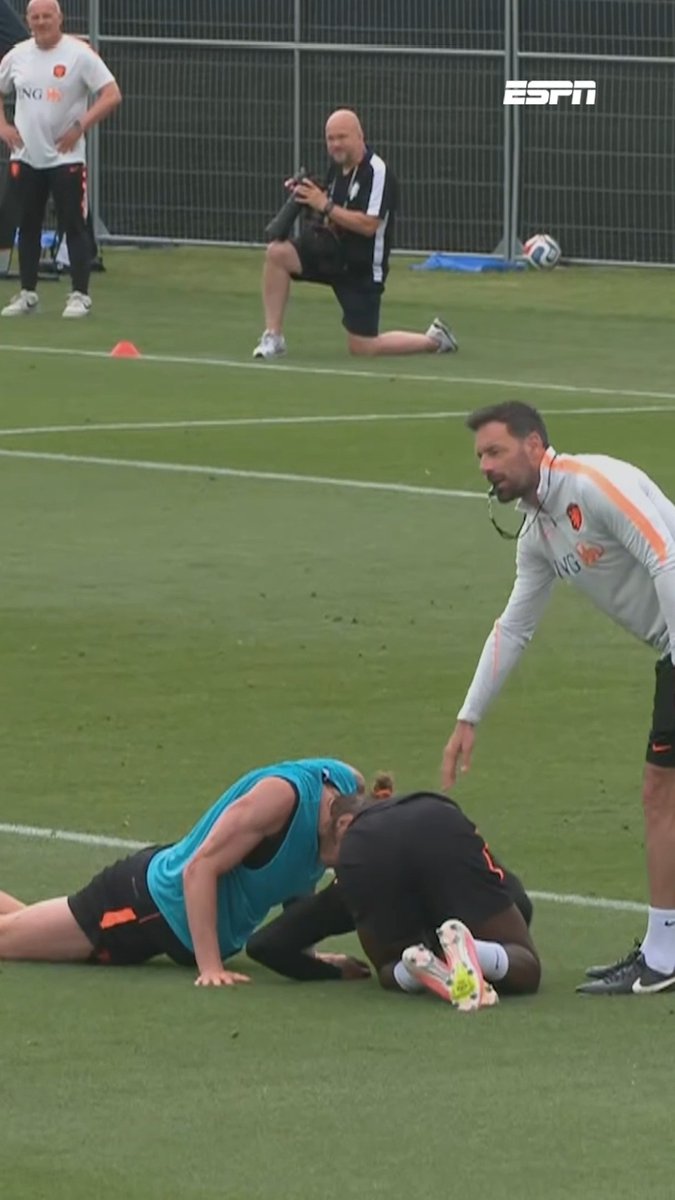 Een gretige Wout Weghorst op de training van Oranje 🎯😳