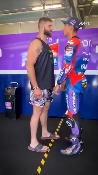 A face-off of giants 👊 Jiri BJP Prochazka🤜🤛 Toprak Razgatlıoğlu #CzechGP 🇨🇿