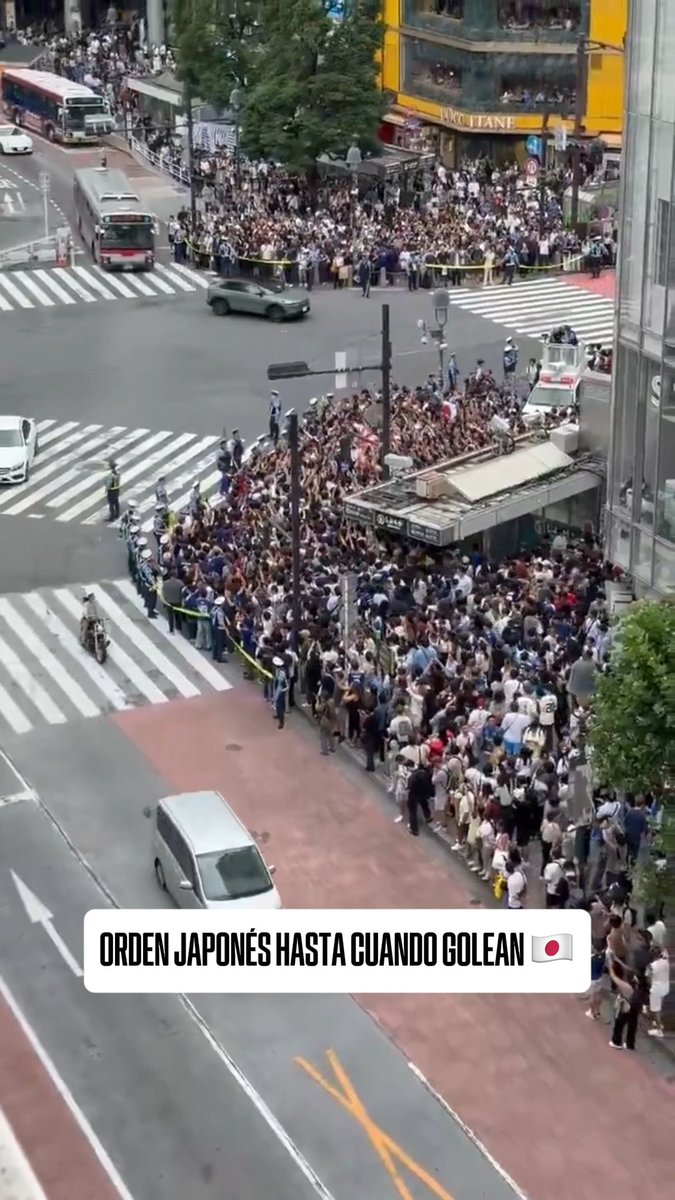 LOCURA EN LAS CALLES DE JAPÓN... o no tanto 😅 Es increíble que en los festejos por la goleada ante Túnez los japoneses mantuvieron el orden. (vía GradaBpro)