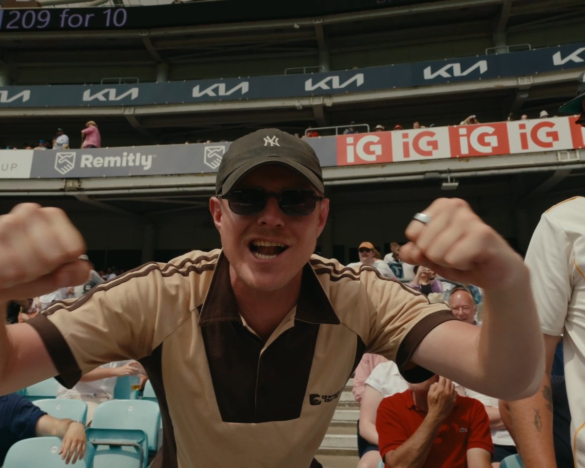 The moment the final wicket fell 🖤🤍 #ENGvNZ