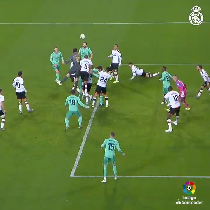 Inolvidable este gol de Thibaut Courtois en Mestalla silenciando a todo el estadio. Esto fue poesía 🤩