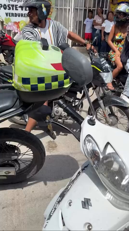 Gravísima denuncia que me comparte una ciudadana🚨🚨 Enrique Vives Caballero, empresario que fue condenado por atropellar borracho a 7 personas y matar a 6 de ellas, fue visto hoy COMPRANDO VOTOS para De la Espriella en Santa Marta. Vives fue condenado en 2022 a 7 años y 8 meses de casa por cárcel, luego del preacuerdo que le concedió la Fiscalía. ¡Le exijo a la Fiscalía Colombia y al INPEC Colombia que revisen la situación y le den explicaciones a la ciudadanía! Vives viene de un círculo de poder marcado por la criminalidad: Sus tíos paternos fueron condenados a 12 años de cárcel por apropiarse ilegalmente de recursos del Estado a través de Agro Ingreso Seguro. Y su tío materno, el exsenador Enrique Caballero Aduen, fue condenado en 2011 por vínculos con el narcoparamilitar Hernán Giraldo, terror de la Sierra Nevada de Santa Marta. Este es el círculo de poder y crimen que rodea a De la Espriella, y hoy los vamos a derrotar. #ColombiaConCepeda