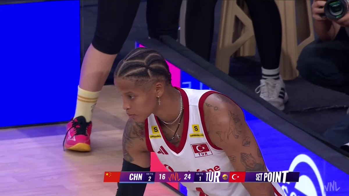 Türkiye 🇹🇷 is back in the game! 🔥 A strong fourth set from Türkiye forces a tie-break against China 🇨🇳! 🏐⚡ Who’s taking the win today? 👀 📺 Catch the action on VBTV: #BePartOfTheGame #Volleyball #VNL #VNL2026
