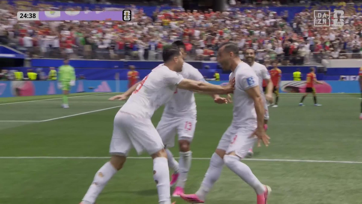 Irán pasándose el juego con esta jugada a balón parado 😮 Solo el fuera de juego evitó uno de los grandes goles del Mundial ❌ #DAZNMundial #FIFAWorldCup