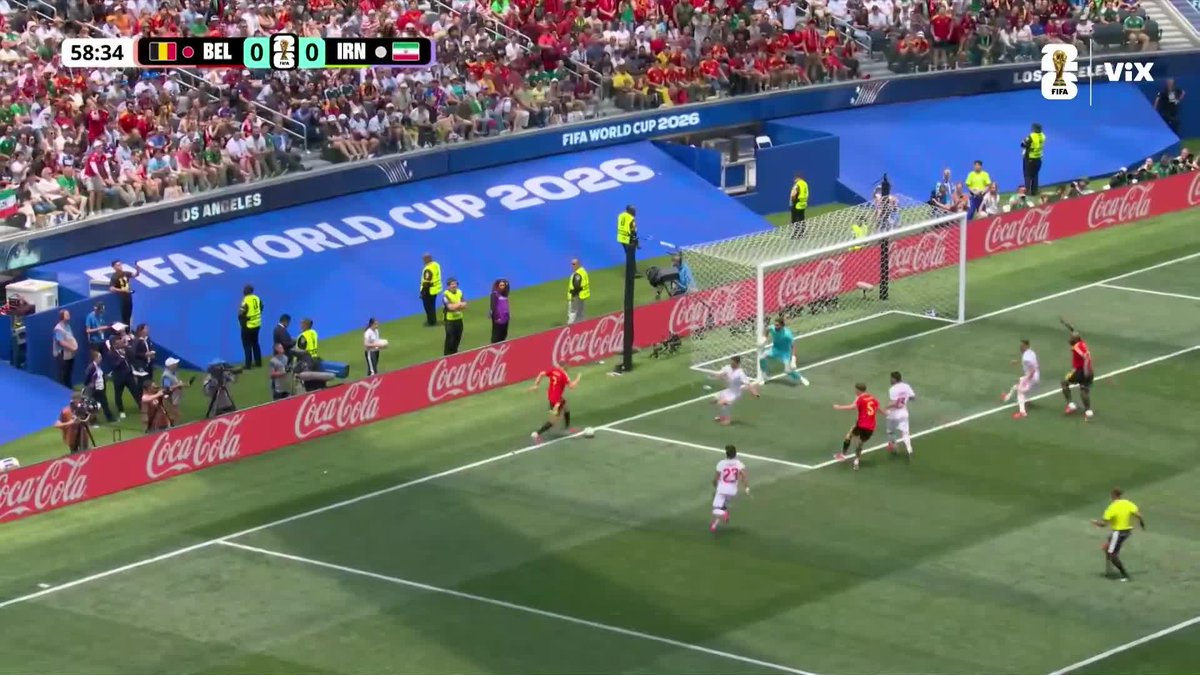 🤯🇮🇷 Mira nadamas el balón que saca el portero de Irán, es la atajada del torneo
