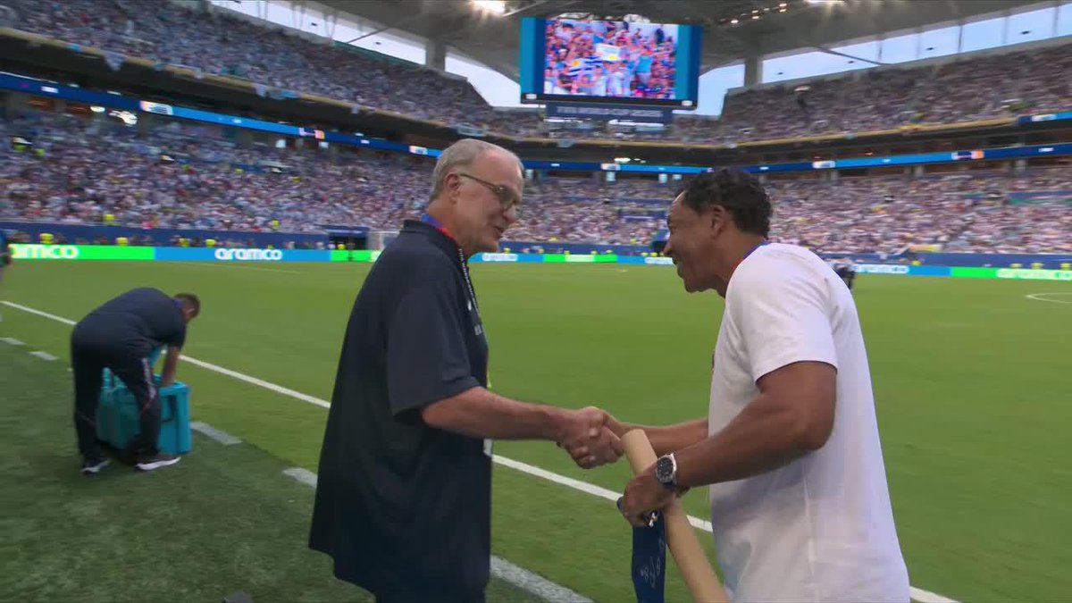 LIGÓ REGALO EL LOCO BIELSA: Pedro Leitão Brito, DT de Cabo Verde, le dio un presente al técnico de Uruguay antes del partido. ⚽ #ESPNMundial 📺 Mirá los mejores partidos de la #FIFAWorldCup por ESPN, en el Plan Premium de #DisneyPlus