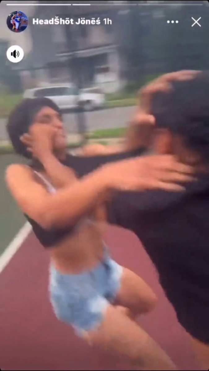two girls fighting over a man🤲🤲