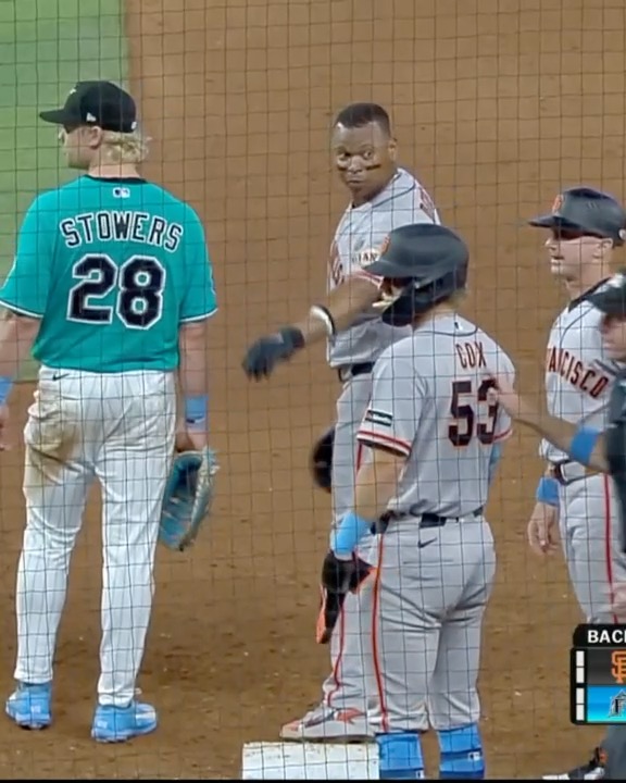 ¡Rafael Devers protagonizó una nueva polémica en el juego de los Gigantes ante los Marlins! 🫠. Devers fue reemplazado por Jonah Cox, corredor emergente, en la novena entrada. "Carita" se rehusaba a salir del juego y cuando lo hizo, evitó cualquier contacto con los coaches de los Giants 🫣.