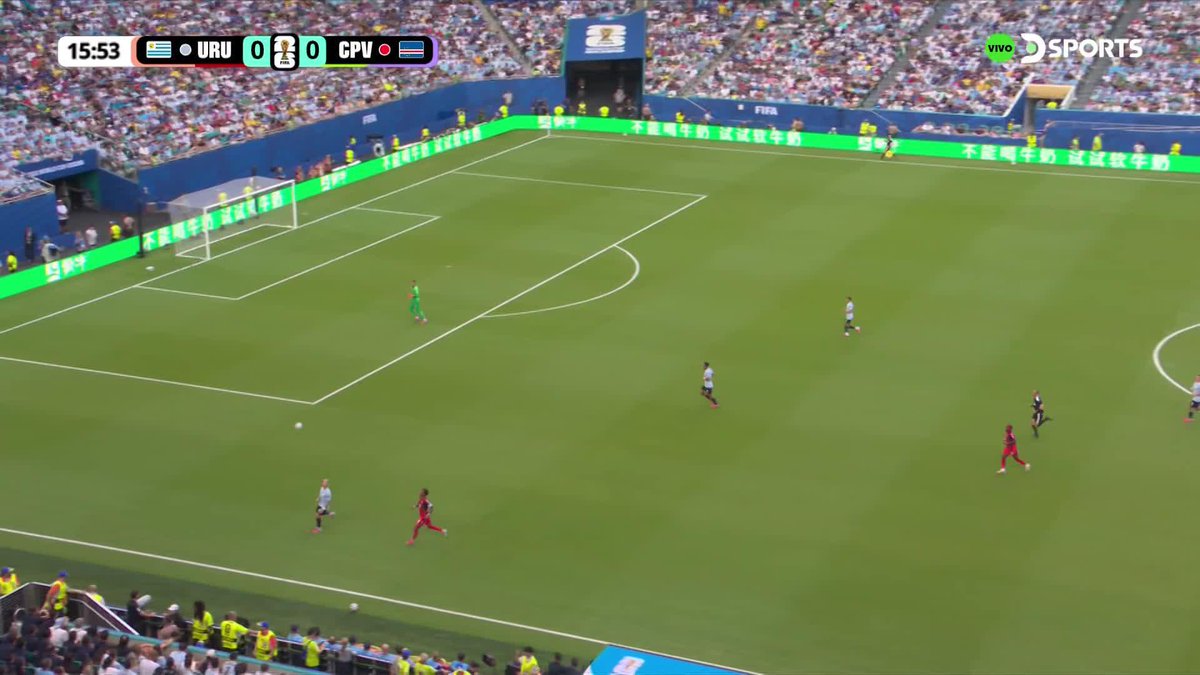 ¡GOL HISTÓRICO PARA CABO VERDE! De tiro libre, Kevin Pina sorprendió y marcó el 1 a 0 ante Uruguay para la selección africana. #MundialEnDSPORTS #FIFAWorldCup