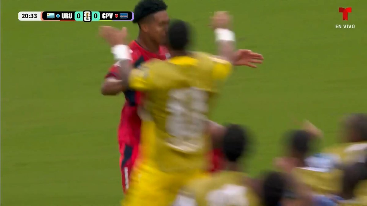 ¡CABO VERDE SORPRENDE A URUGUAY! Con un potente derechazo de tiro libre, Kevin Pina vence a Muslera y revienta las redes.