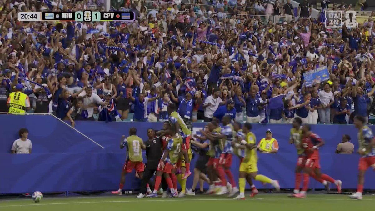 LO DE ESTE MUNDIAL ES DE MANICOMIO. LO DE ESTE MUNDIAL ES MUY GRANDE 😱 Cabo Verde marca el primer gol de su historia en la Copa del Mundo... PARA PONER A URUGUAY CONTRA LAS CUERDAS 🇨🇻 #DAZNMundial #FIFAWorldCup
