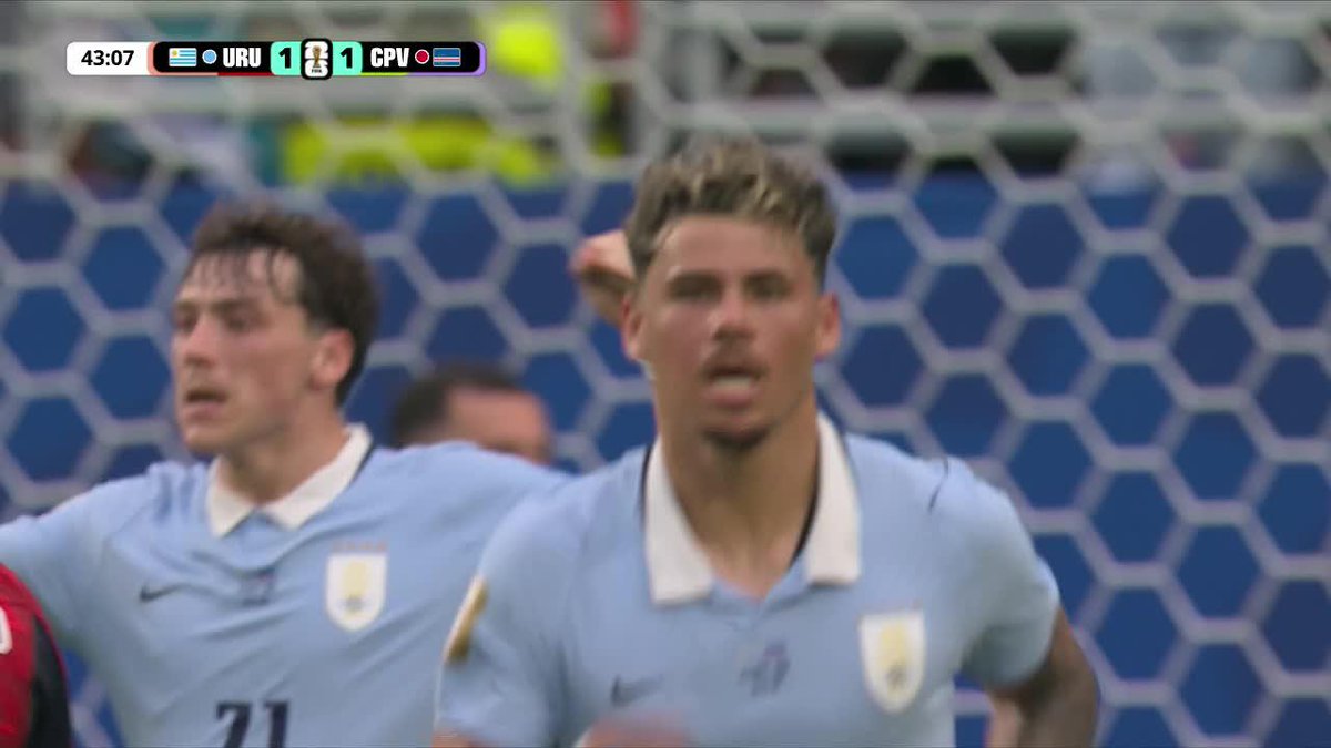 ¡CLARO, MAXI! Araújo estuvo atento al rebote y, de cabeza, marcó el 1-1 de Uruguay vs. Cabo Verde. SÃ, 1-1... ✠#ESPNMundial ðº Mirá los mejores partidos de la #FIFAWorldCup por ESPN, en el Plan Premium de #DisneyPlus