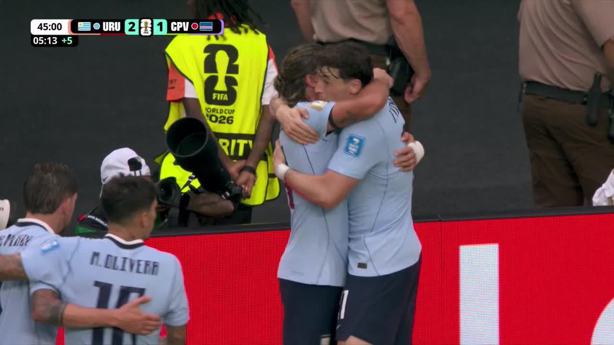 ¡¡REACCIÓN ABSOLUTA!! A Agustín Canobbio le bajaron la pelota dentro del área y definió bien para el 2-1 de Uruguay ante Cabo Verde. ⚽ #ESPNMundial 📺 Mirá los mejores partidos de la #FIFAWorldCup por ESPN, en el Plan Premium de #DisneyPlus